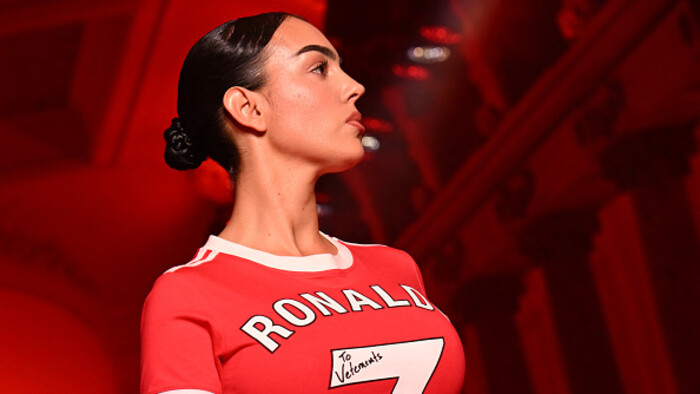 ФОТО. Сексуальная девушка Роналду покорила и удивила Париж на неделе моды