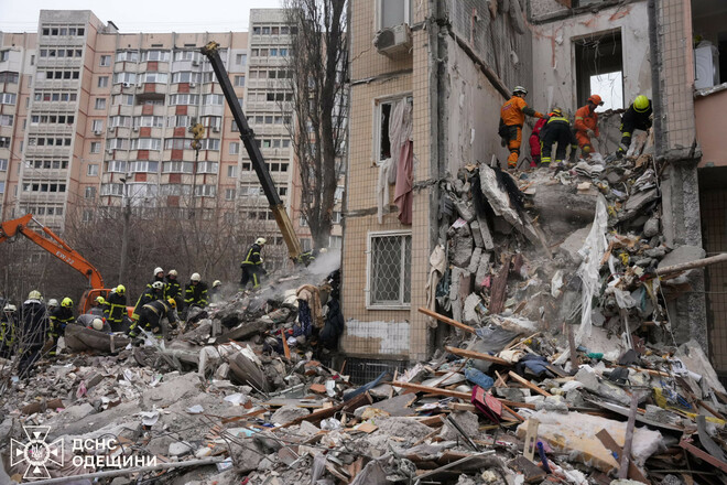 Удар по многоэтажке Одессы. Уничтожена часть дома. Число погибших возросло