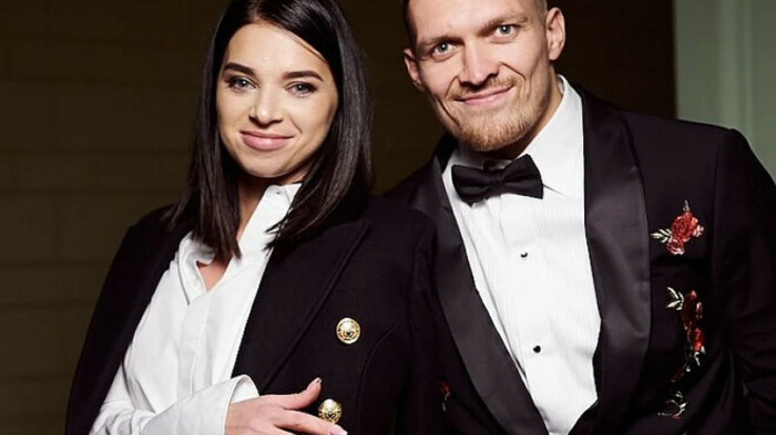 ФОТО. Усик вперше показав свою новонароджену доньку