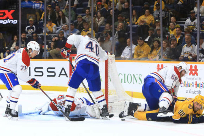 ВИДЕО. Странный момент в НХЛ: две шайбы за 6 секунд и дикий гол от стекла