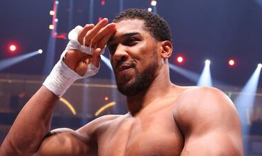 ФОТО. Джошуа после победы над Нганну встретился с легендарным футболистом