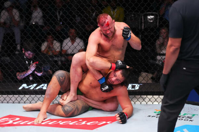 ВИДЕО. Тыбура удушающим приемом вырубил Туивасу в главном бою UFC