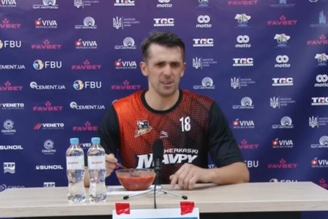 ВИДЕО. Украинский баскетболист пришел на пресс-конференцию с тарелкой борща