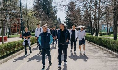 ФОТО. Игроки сборной Украины прогулялись с Шевченко и Ребровым по Зенице