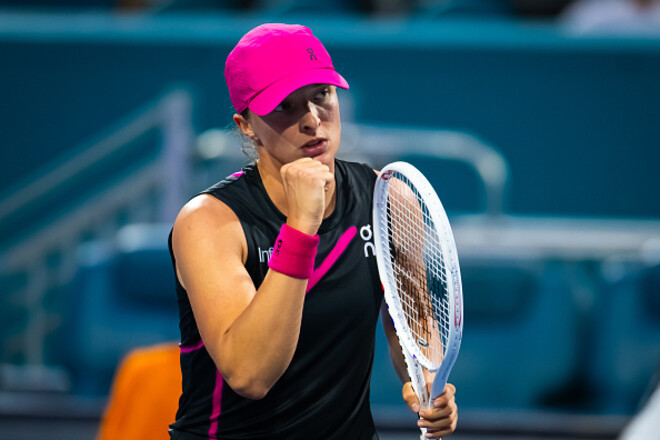 Свентек в напряженном матче обыграла Носкову на турнире WTA 1000 в Майами