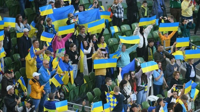 ВІДЕО. Український коментатор у прямому ефірі зробив пропозицію журналістці