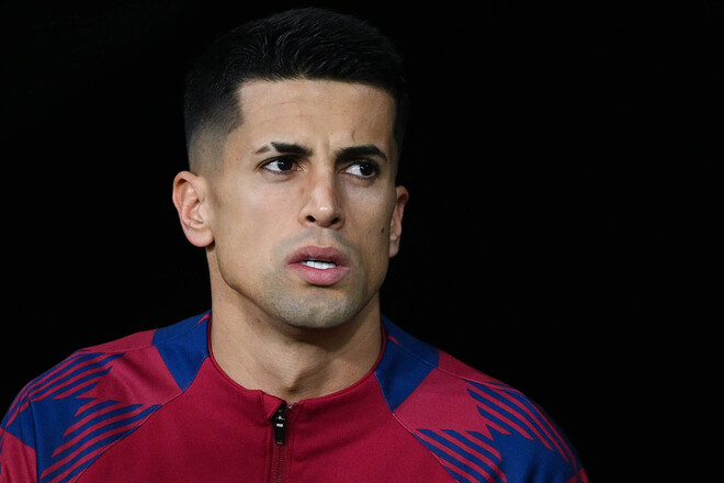 Манчестер Сити хочет продать защитника, играющего в аренде в Барселоне