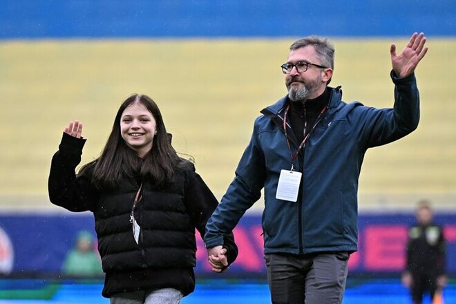 Яна Степаненко, пострадавшая от войны, выполнила первый удар в игре Шахтера