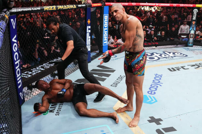 Алекс Перрейра эпично нокаутировал Джамала Хилла в главном бою UFC 300