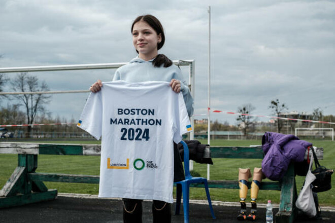 ВИДЕО. Юная Яна Степаненко на протезах поучаствовала в Бостонском марафоне