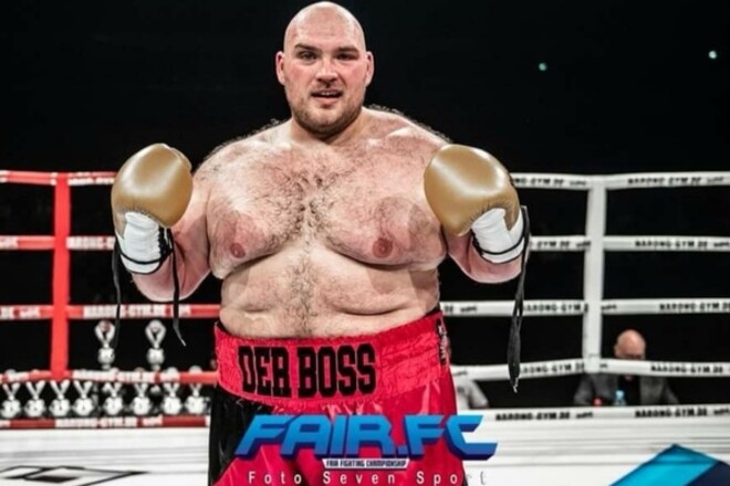 Безнадійний боксер на прізвисько Бос здобув дебютну перемогу в 19-му бою