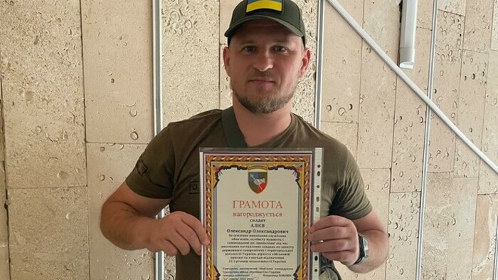 ВІДЕО. «Російські пі****, це від мене». Алієв підписав подарунки окупантам