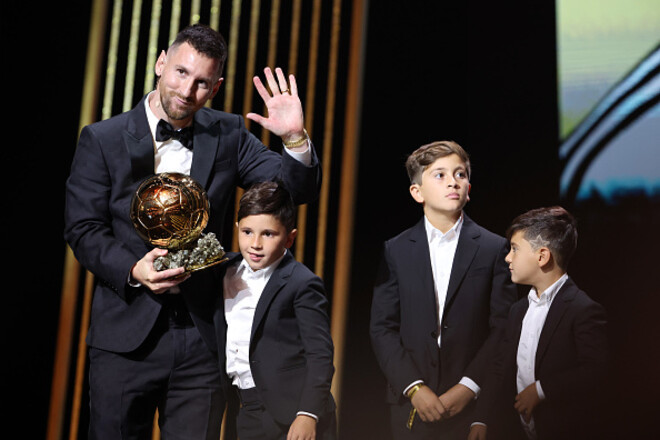 Барселона – про 8-й Золотой мяч Месси: «G.O.A.T. Семья гордится тобой, Лео»