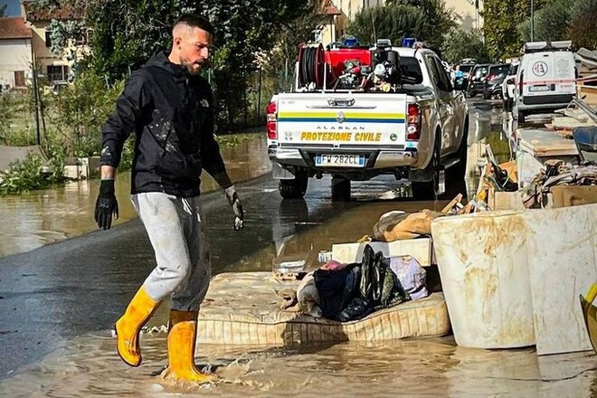 В резиновых ботинках. Капитан Фиорентины помог людям в затопленном городе