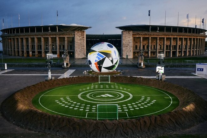 ФОТО. УЕФА презентовал официальный мяч к Евро-2024