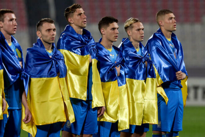 ФОТО. Игроки сборной Украины подписали флаг для раненого военного