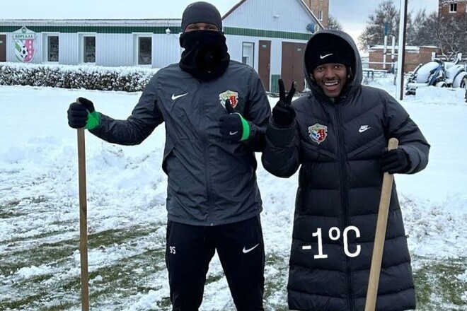 ФОТО. Футболисты Ворсклы взяли в руки лопаты, чтобы убрать снег на базе