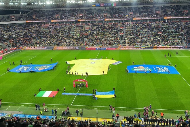 ФОТО. Все готово к началу игры. На арену вынесли флаги Украины и Италии