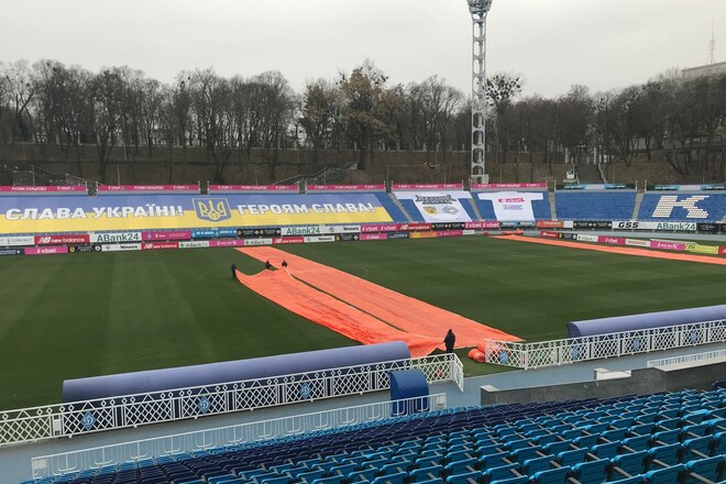 ФОТО. Динамо підготувало газон клубного стадіону до першого снігу