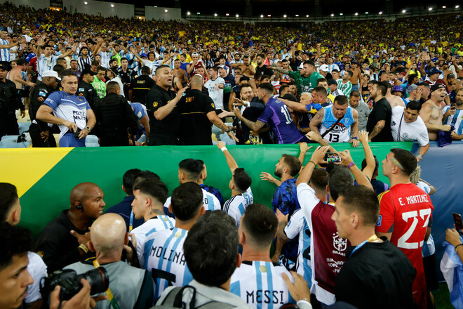 ВИДЕО. Перед игрой Бразилия – Аргентина фанов побили дубинками на трибунах