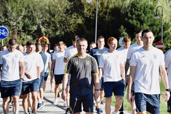 ФОТО. Сборная Украины совершила прогулку у озера перед матчем с Англией