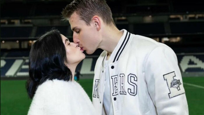 ФОТО. Романтический поцелуй. Лунин с женой посетил Сантьяго Бернабеу