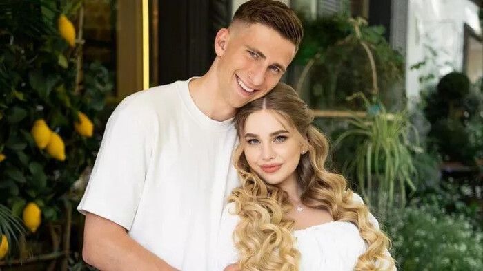 ВІДЕО. У колі сім'ї. Як Забарний з дружиною прикрашали дім до нового року