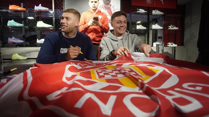 ВИДЕО. Довбик и Цыганков поставили автографы на украинском флаге