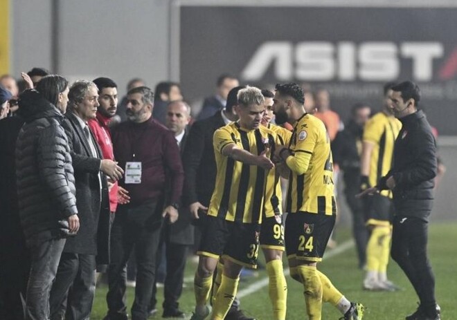 Президент Истанбулспора увел команду с поля в матче чемпионата Турции