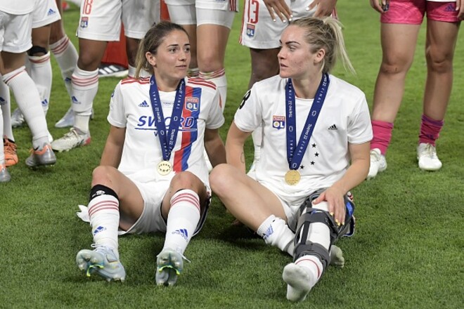 ФОТО. Футболистки лучшей женской команды мира объявили о помолвке