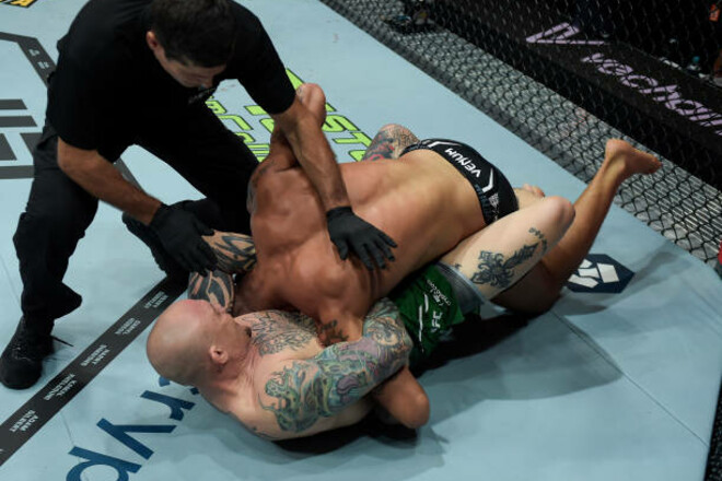 ВІДЕО. Ентоні Сміт створив сенсацію, задушивши бразильця на UFC 301