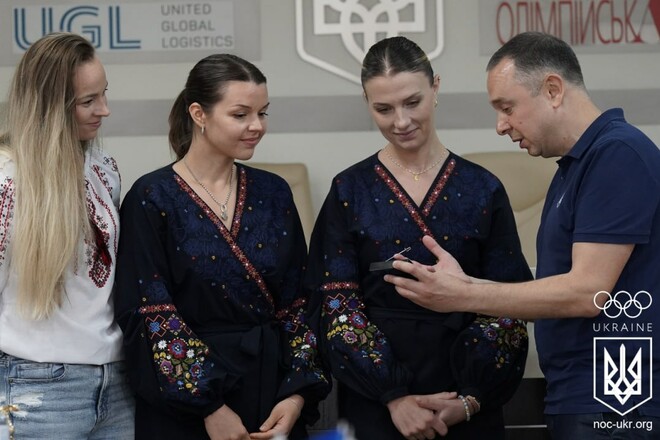 ФОТО. Харлан отримала міні-шаблю. У НОК нагородили найкращих спортсменів