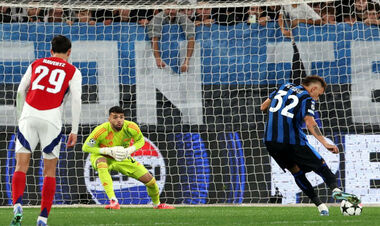 With a penalty and a double save by the goalkeeper. Atalanta and Arsenal played in the Champions League