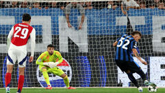 With a penalty and a double save by the goalkeeper. Atalanta and Arsenal played in the Champions League