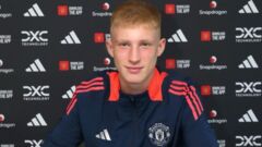 OFFICIALLY. The Ukrainian midfielder signed a professional contract with Manchester United