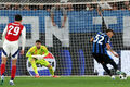 With a penalty and a double save by the goalkeeper. Atalanta and Arsenal played in the Champions League