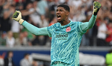 Айнтрахт подписал новый контракт с основным голкипером