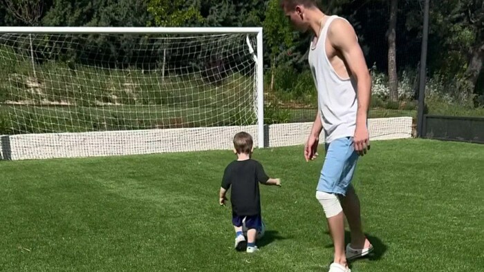 Лунин показал милое видео с сыном. Но фанаты очень встревожены из-за колена