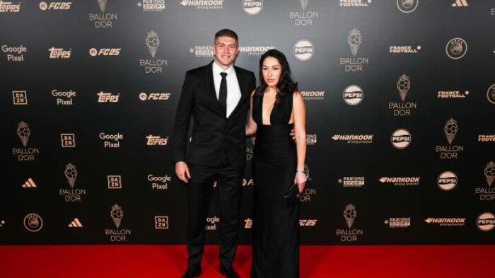 ФОТО. Артем і Юлія Довбик вразили своїми вбраннями на червоній доріжці