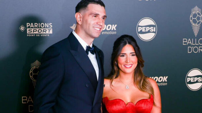 ФОТО. Зіркового футболіста освистали разом із його дружиною