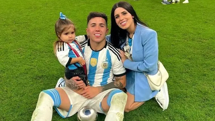 ФОТО. Звезда футбола бросил жену по очень странной причине