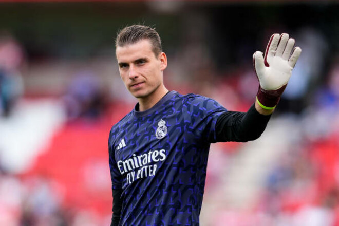 ФОТО. Лунін разом із сім'єю сфотографувалися з кубком чемпіона Ла Ліги