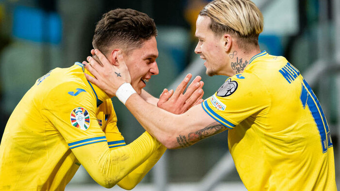 ФОТО. Михайло Мудрик підколов Судакова після матчу Шахтаря