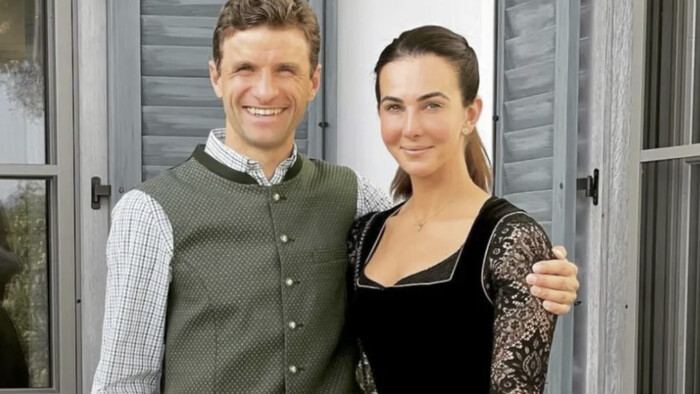 Оце так подарунок. Томас Мюллер подарував дружині літак