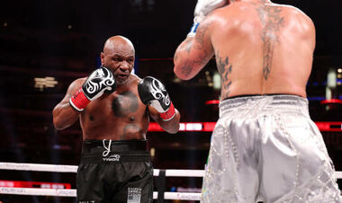 PHOTO. The face and emotions of Mike Tyson, after that the judges gave the triumph to Paul