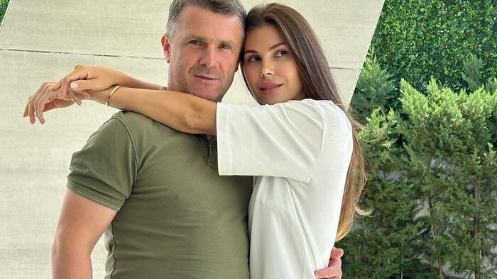 ФОТО. С бокалом игристого. Вот как жена Реброва смотрела матч сборной