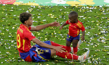 ВИДЕО. Звезда Барселоны зажег соцсети танцами с 2-летним братом