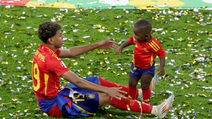 ВИДЕО. Звезда Барселоны зажег соцсети танцами с 2-летним братом