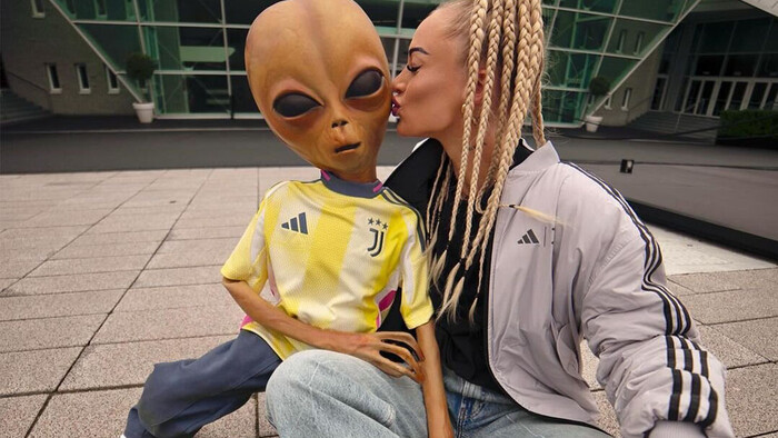 ФОТО. Найсексуальніша футболістка світу поцілувалася з інопланетянином