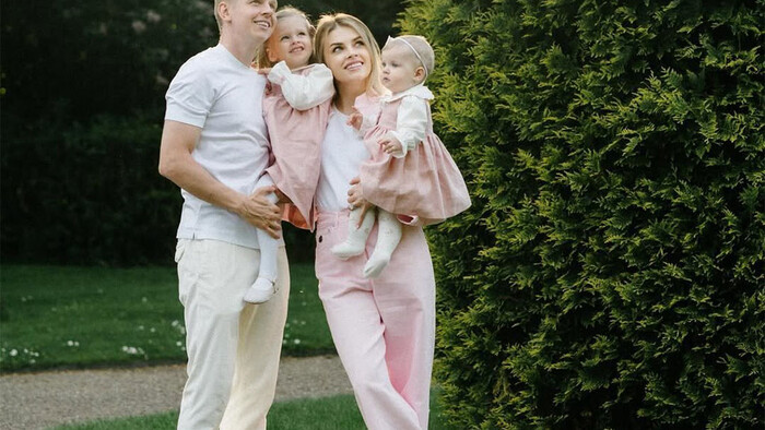 ФОТО. Милота дня. Влада Зінченко радіє першому снігу з доньками